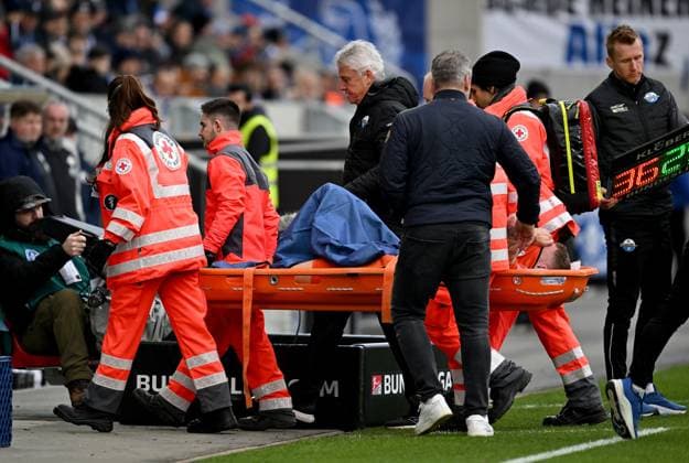 26.01.2025, xfux, Fussball 2.Bundesliga, SV Darmstadt 98 - SC Paderborn 07 emspor, v.l. Felix Platte (SC Paderborn) receive an injury, bursied, harried, hurt, injured, injury, trauma, disappointed, crestfallen, verletzt, Verletzung und wird vom Rettungsdienst auf der Trage aus dem Stadion getragen Sanitäter , Sanitaeter, Rettungssanitäter, Rettungssanitaeter, Notarzt, Arzt, Korbtrage enttaeuscht, enttaeuscht schauend, dissapointed (DFL DFB REGULATIONS PROHIBIT ANY USE OF PHOTOGRAPHS as IMAGE SEQUENCES and or QUASI-VIDEO) Darmstadt