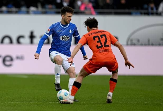 26.01.2025, xfux, Fussball 2.Bundesliga, SV Darmstadt 98 - SC Paderborn 07 emspor, v.l. Sergio Lopez Lopez (SV Darmstadt 98), Aaron Zehnter (SC Paderborn) (DFL DFB REGULATIONS PROHIBIT ANY USE OF PHOTOGRAPHS as IMAGE SEQUENCES and or QUASI-VIDEO) Darmstadt