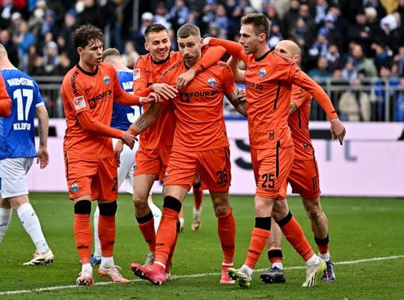 26.01.2025, xfux, Fussball 2.Bundesliga, SV Darmstadt 98 - SC Paderborn 07 emspor, v.l. Torschuetze Torschütze Felix Platte (SC Paderborn) und Spieler SC Paderborn Torjubel, Jubel, Goal celebration, celebrate the goal zum 0:1 jubelnd bejubelt jubelt jubeln Jubel (DFL DFB REGULATIONS PROHIBIT ANY USE OF PHOTOGRAPHS as IMAGE SEQUENCES and or QUASI-VIDEO) Darmstadt