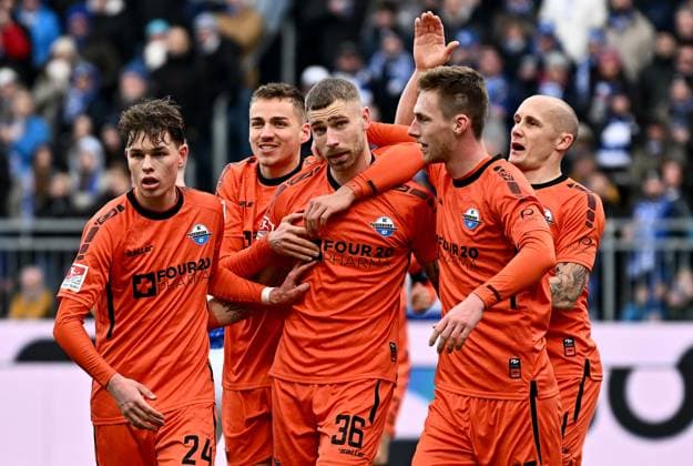 26.01.2025, xfux, Fussball 2.Bundesliga, SV Darmstadt 98 - SC Paderborn 07 emspor, v.l. Torschuetze Torschütze Felix Platte (SC Paderborn) und Spieler SC Paderborn Torjubel, Jubel, Goal celebration, celebrate the goal zum 0:1 jubelnd bejubelt jubelt jubeln Jubel (DFL DFB REGULATIONS PROHIBIT ANY USE OF PHOTOGRAPHS as IMAGE SEQUENCES and or QUASI-VIDEO) Darmstadt