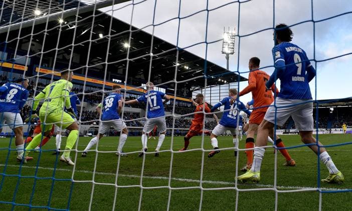 26.01.2025, xfux, Fussball 2.Bundesliga, SV Darmstadt 98 - SC Paderborn 07 emspor, v.l. Marcel Schuhen (SV Darmstadt 98), Torschuetze Torschütze Felix Platte (SC Paderborn) Goal scored, Tor zum 0:1 (DFL DFB REGULATIONS PROHIBIT ANY USE OF PHOTOGRAPHS as IMAGE SEQUENCES and or QUASI-VIDEO) Darmstadt