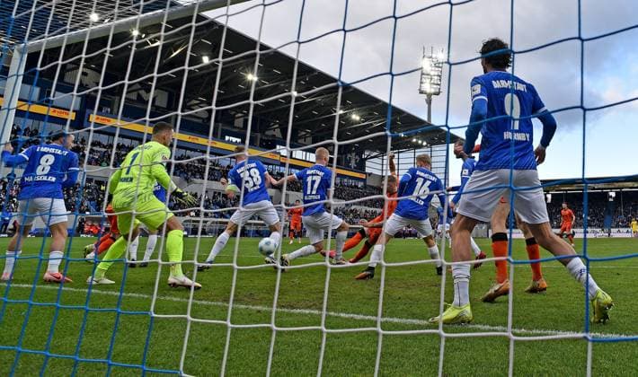 26.01.2025, xfux, Fussball 2.Bundesliga, SV Darmstadt 98 - SC Paderborn 07 emspor, v.l. Marcel Schuhen (SV Darmstadt 98), Torschuetze Torschütze Felix Platte (SC Paderborn) Goal scored, Tor zum 0:1 (DFL DFB REGULATIONS PROHIBIT ANY USE OF PHOTOGRAPHS as IMAGE SEQUENCES and or QUASI-VIDEO) Darmstadt