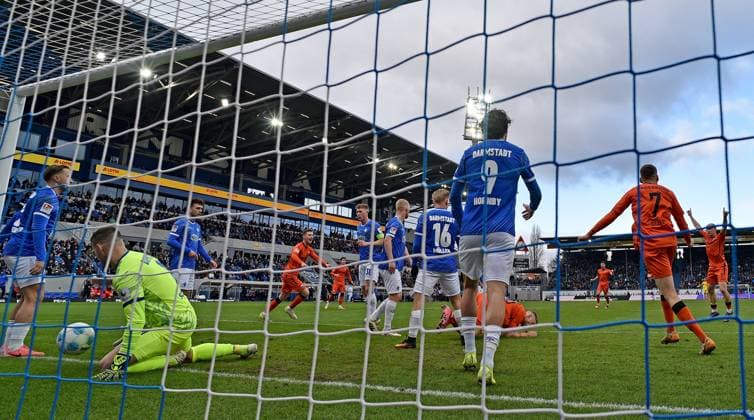 26.01.2025, xfux, Fussball 2.Bundesliga, SV Darmstadt 98 - SC Paderborn 07 emspor, v.l. Marcel Schuhen (SV Darmstadt 98), Torschuetze Torschütze Felix Platte (SC Paderborn) Goal scored, Tor zum 0:1 (DFL DFB REGULATIONS PROHIBIT ANY USE OF PHOTOGRAPHS as IMAGE SEQUENCES and or QUASI-VIDEO) Darmstadt