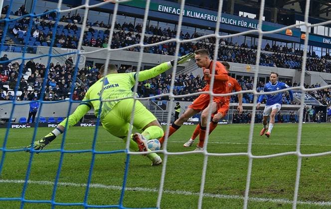 26.01.2025, xfux, Fussball 2.Bundesliga, SV Darmstadt 98 - SC Paderborn 07 emspor, v.l. Marcel Schuhen (SV Darmstadt 98), Filip Bilbija (SC Paderborn) (DFL DFB REGULATIONS PROHIBIT ANY USE OF PHOTOGRAPHS as IMAGE SEQUENCES and or QUASI-VIDEO) Darmstadt