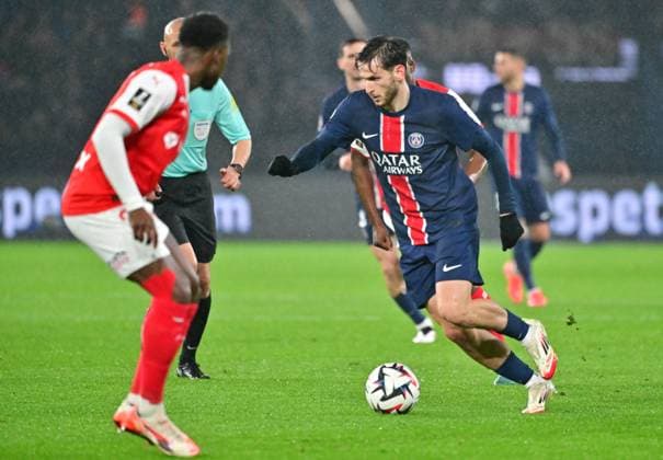 Match de Ligue 1 McDonald s PSG - Reims (1-1) au Parc Des Princes KVARATSKHELIA Khvicha lors du match de Ligue 1 McDonald s PSG - Reims (1-1) au Parc Des Princes, le 25 janvier 2025. Christian Liewig Bestimage McDonald s Ligue 1 match PSG - Reims (1-1) at the Parc Des Princes, January 25, 2025. Paris France  Copyright: xChristianxLiewigx xBestimagexChristianxLiewigx xBestimagex