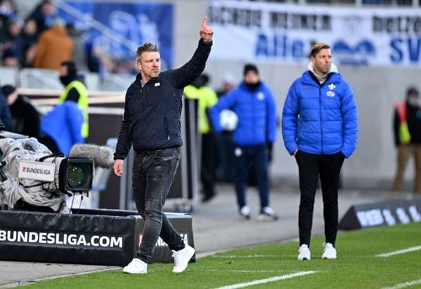26.01.2025, xfux, Fussball 2.Bundesliga, SV Darmstadt 98 - SC Paderborn 07 emspor, v.l. Trainer Lukas Kwasniok (SC Paderborn) jubeln jubelt nach Spielende. jubelnd bejubelt jubelt jubeln Jubel (DFL DFB REGULATIONS PROHIBIT ANY USE OF PHOTOGRAPHS as IMAGE SEQUENCES and or QUASI-VIDEO) Darmstadt