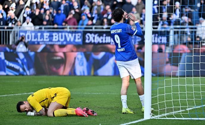 26.01.2025, xfux, Fussball 2.Bundesliga, SV Darmstadt 98 - SC Paderborn 07 emspor, v.l. Manuel Riemann (SC Paderborn), Fraser Hornby (SV Darmstadt 98) enttaeuscht, enttaeuscht schauend, dissapointed (DFL DFB REGULATIONS PROHIBIT ANY USE OF PHOTOGRAPHS as IMAGE SEQUENCES and or QUASI-VIDEO) Darmstadt