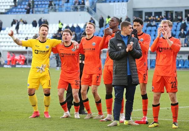 26.01.2025, xmohx, Fussball 2.Bundesliga, SV Darmstadt 98 - SC Paderborn 07 emspor, v.l. Paderborner Mannschaft bejubelt den Sieg um Torwart Manuel Riemann (links) (DFL DFB REGULATIONS PROHIBIT ANY USE OF PHOTOGRAPHS as IMAGE SEQUENCES and or QUASI-VIDEO) Darmstadt