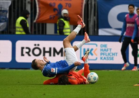26.01.2025, xsltx, Fussball 2.Bundesliga, SV Darmstadt 98 - SC Paderborn 07 emspor, v.l. Luca Marseiler (SV Darmstadt 98), Casper Terho (SC Paderborn 07) (DFL DFB REGULATIONS PROHIBIT ANY USE OF PHOTOGRAPHS as IMAGE SEQUENCES and or QUASI-VIDEO)