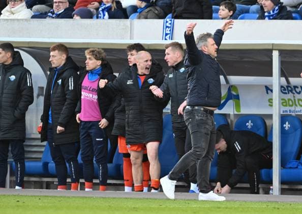 26.01.2025, xsltx, Fussball 2.Bundesliga, SV Darmstadt 98 - SC Paderborn 07 emspor, v.l. Jubel auf der Paderborner Bank, u. a. Sven Michel (SC Paderborn 07) und Lukas Kwasniok (Cheftrainer SC Paderborn 07) nach dem Schlusspfiff und dem 1:0-Erfolg in Darmstadt (DFL DFB REGULATIONS PROHIBIT ANY USE OF PHOTOGRAPHS as IMAGE SEQUENCES and or QUASI-VIDEO)