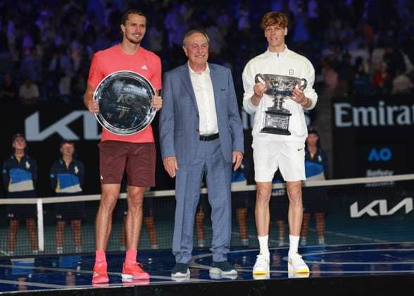 Tennis Legende John Newcombe mit Sieger Jannik Sinner und Finalist Alexander Zverev, Siegerehrung, Presentation, Australian Open 2025, Melbourne Park, Melbourne, Victoria, Australia. Copyright: xJuergenxHasenkopfx