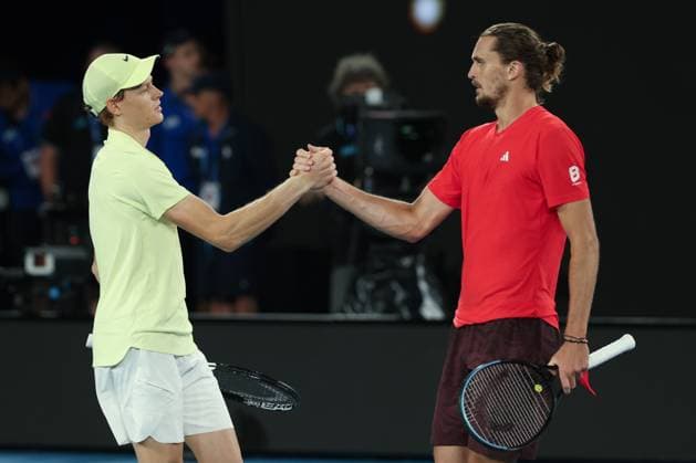 Alexander Zverev gratuliert dem Sieger Jannik Sinner Australian Open 2025, Melbourne Park, Melbourne, Victoria, Australia. Copyright: xJuergenxHasenkopfx