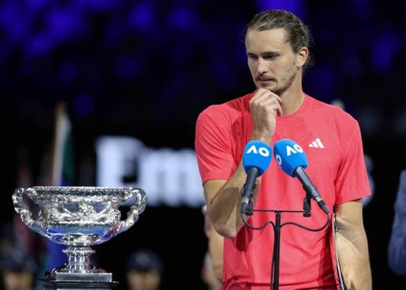 Bilder des Jahres 2025, Sport 01 Januar Sport Themen der Woche KW04 Sieger Jannik Sinner haelt Rede waehrend der Siegerehrung, Presentation Australian Open 2025, Melbourne Park, Melbourne, Victoria, Australia. *** Winner Jannik Sinner gives speech during the award ceremony, Presentation Australian Open 2025, Melbourne Park, Melbourne, Victoria, Australia Copyright: xJuergenxHasenkopfx
