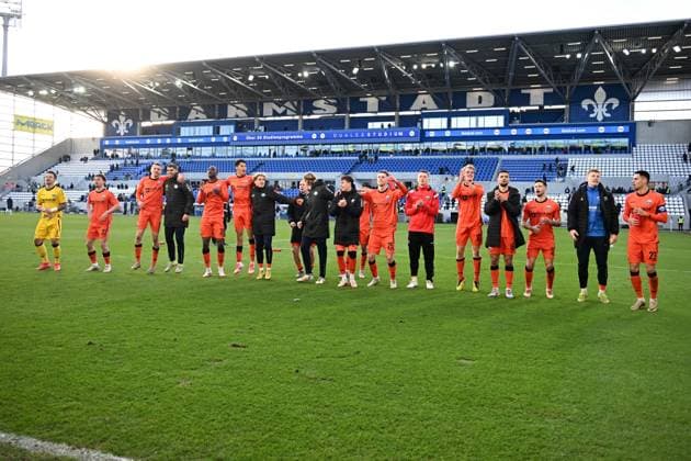26.01.2025, xsltx, Fussball 2.Bundesliga, SV Darmstadt 98 - SC Paderborn 07 emspor, v.l. Jubel beim SC Paderborn 07 nach dem 1:0 in Darmstadt (DFL DFB REGULATIONS PROHIBIT ANY USE OF PHOTOGRAPHS as IMAGE SEQUENCES and or QUASI-VIDEO)