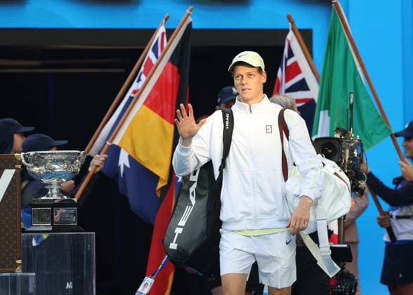 Jannik Sinner (ITA) betritt den Platz, Endspiel, Final, Australian Open 2025, Melbourne Park, Melbourne, Victoria, Australia. Copyright: xJuergenxHasenkopfx