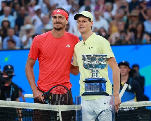 Jannik Sinner (ITA) und Alexander Zverev posen am Netz vor Spielbeginn, Endspiel, Final, Australian Open 2025, Melbourne Park, Melbourne, Victoria, Australia. Copyright: xJuergenxHasenkopfx