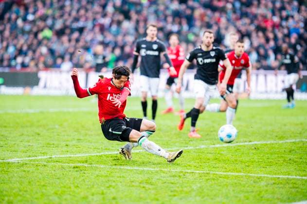 26.01.2025 - Fußball, 2024 2025, 2. Bundesliga, 19. Spieltag, Hannover 96 - SC Preußen Münster: Sei Muroya (Hannover) macht das Tor zum vermeintlichen 2:0 DFL REGULATIONS PROHIBIT ANY USE OF PHOTOGRAPHS AS IMAGE SEQUENCES AND OR QUASI-VIDEO. Hannover Niedersachsen Deutschland Heinz von Heiden Arena