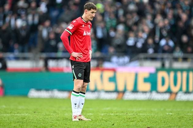 2. Bundesliga - Hannover 06 - SC Preußen Münster am 26.01.2025 in der HDI Arena in Hannover Phil Neumann (Hannover 96) unzufrieden, enttäuscht, enttaeuscht, niedergeschlagen.