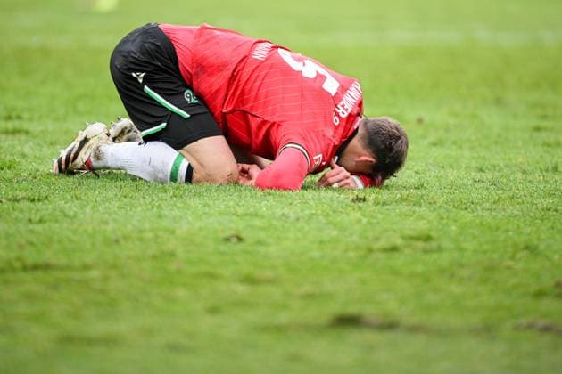 2. Bundesliga - Hannover 06 - SC Preußen Münster am 26.01.2025 in der HDI Arena in Hannover Phil Neumann (Hannover 96) unzufrieden, enttäuscht, enttaeuscht, niedergeschlagen.