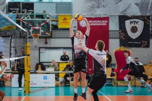Ryan Slater (Barock Volleys MTV Ludwigsburg, 18) beim Zuspiel, Barock Volleys MTV Ludwigsburg vs. TV Buehl, Volleyball, 2. Volleyball Bundesliga, 2. BLM Sued, Herren, 15. Spieltag, Saison 2024 2025, 26.01.2025, Barock Volleys MTV Ludwigsburg vs. TV Buehl, Volleyball, 2. Volleyball Bundesliga, 2. BLM Sued, Herren, 15. Spieltag, Saison 2024 2025, 26.01.2025 Ludwigsburg Copyright: xEibner-Pressefoto LarsxNeumannx EP_LNN