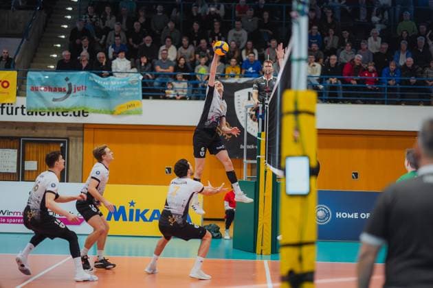 Ben-Simon Bonin (Barock Volleys MTV Ludwigsburg, 06) beim Angriff, Barock Volleys MTV Ludwigsburg vs. TV Buehl, Volleyball, 2. Volleyball Bundesliga, 2. BLM Sued, Herren, 15. Spieltag, Saison 2024 2025, 26.01.2025, Barock Volleys MTV Ludwigsburg vs. TV Buehl, Volleyball, 2. Volleyball Bundesliga, 2. BLM Sued, Herren, 15. Spieltag, Saison 2024 2025, 26.01.2025 Ludwigsburg Copyright: xEibner-Pressefoto LarsxNeumannx EP_LNN