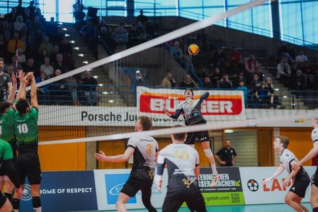 Mykyta Shapovalov (Barock Volleys MTV Ludwigsburg, 12) beim Angriff, Barock Volleys MTV Ludwigsburg vs. TV Buehl, Volleyball, 2. Volleyball Bundesliga, 2. BLM Sued, Herren, 15. Spieltag, Saison 2024 2025, 26.01.2025, Barock Volleys MTV Ludwigsburg vs. TV Buehl, Volleyball, 2. Volleyball Bundesliga, 2. BLM Sued, Herren, 15. Spieltag, Saison 2024 2025, 26.01.2025 Ludwigsburg Copyright: xEibner-Pressefoto LarsxNeumannx EP_LNN