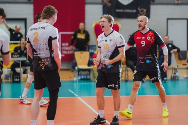Ryan Slater (Barock Volleys MTV Ludwigsburg, 18) in der Mitte jubelt über den Punkt mit Pascal Winter (Barock Volleys MTV Ludwigsburg, 09) und Philipp Herrmann (Barock Volleys MTV Ludwigsburg, 02), Barock Volleys MTV Ludwigsburg vs. TV Buehl, Volleyball, 2. Volleyball Bundesliga, 2. BLM Sued, Herren, 15. Spieltag, Saison 2024 2025, 26.01.2025, Barock Volleys MTV Ludwigsburg vs. TV Buehl, Volleyball, 2. Volleyball Bundesliga, 2. BLM Sued, Herren, 15. Spieltag, Saison 2024 2025, 26.01.2025 Ludwigsburg Copyright: xEibner-Pressefoto LarsxNeumannx EP_LNN