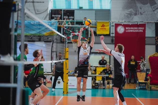 Ryan Slater (Barock Volleys MTV Ludwigsburg, 18) beim Zuspiel, Barock Volleys MTV Ludwigsburg vs. TV Buehl, Volleyball, 2. Volleyball Bundesliga, 2. BLM Sued, Herren, 15. Spieltag, Saison 2024 2025, 26.01.2025, Barock Volleys MTV Ludwigsburg vs. TV Buehl, Volleyball, 2. Volleyball Bundesliga, 2. BLM Sued, Herren, 15. Spieltag, Saison 2024 2025, 26.01.2025 Ludwigsburg Copyright: xEibner-Pressefoto LarsxNeumannx EP_LNN