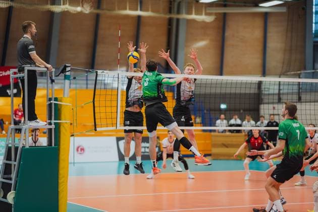 Ryan Slater (Barock Volleys MTV Ludwigsburg, 18) blockt den Ball von Fynn Kraemer (TV Buehl, 03), Barock Volleys MTV Ludwigsburg vs. TV Buehl, Volleyball, 2. Volleyball Bundesliga, 2. BLM Sued, Herren, 15. Spieltag, Saison 2024 2025, 26.01.2025, Barock Volleys MTV Ludwigsburg vs. TV Buehl, Volleyball, 2. Volleyball Bundesliga, 2. BLM Sued, Herren, 15. Spieltag, Saison 2024 2025, 26.01.2025 Ludwigsburg Copyright: xEibner-Pressefoto LarsxNeumannx EP_LNN