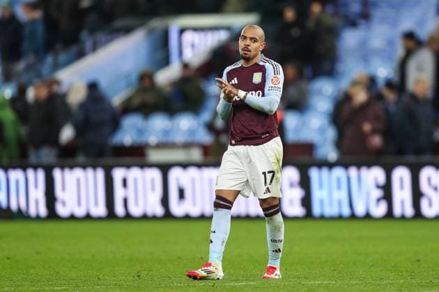 Premier League Aston Villa v West Ham United Donyell Malen of Aston Villa applauds the fans at the end of the Premier League match Aston Villa vs West Ham United at Villa Park, Birmingham, United Kingdom, 26th January 2025 (Photo by Gareth Evans News Images) Copyright: xGarethxEvans NewsxImagesx