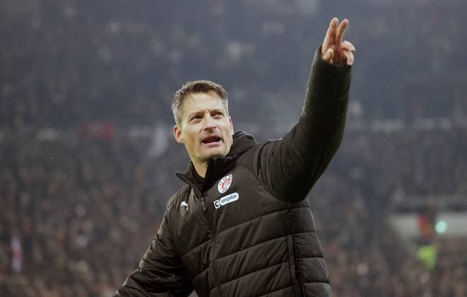 Cheftrainer Alexander Blessin (FC St. Pauli) feiert den Sieg Fussball, 1.BL, Saison 2024-2025, Herren, FC St.Pauli gegen 1.FC Union Berlin, 3-0 DFL REGULATIONS PROHIBIT ANY USE OF PHOTOGRAPHS AS IMAGE SEQUENCES AND OR QUASI-VIDEO. *** Head coach Alexander Blessin FC St Pauli celebrates victory Football, 1 BL, Saison 2024 2025, Herren, FC St Pauli vs 1 FC Union Berlin, 3 0 DFL REGULATIONS PROHIBIT ANY USE OF PHOTOGRAPHS AS IMAGE SEQUENCES AND OR QUASI VIDEO