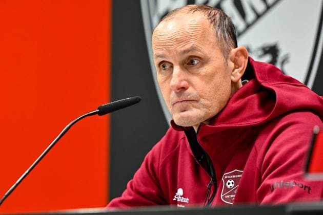 Trainer Heiko Herrlich (Unterhaching) auf der PK, Pressekonferenz, Porträt, Portrait, Einzelbild, Aktion, Action, enttäuscht schauend, Enttäuschung, Frustration, disappointed, pessimistisch, 26.01.2025, Ingolstadt (Deutschland), Fussball, 3. Liga, FC Ingolstadt 04 - SpVgg Unterhaching, DFB DFL REGULATIONS PROHIBIT ANY USE OF PHOTOGRAPHS AS IMAGE SEQUENCES AND OR QUASI-VIDEO.