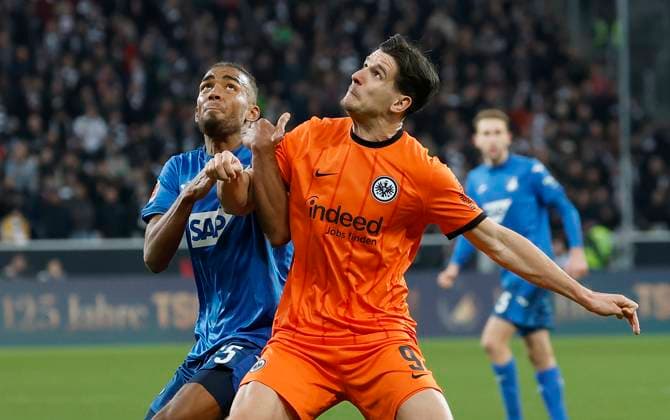 v.l.: Kevin Akpoguma (TSG Hoffenheim, 25) und Igor Matanovic (Eintracht Frankfurt, 9), 26.01.2025, Fussball, Bundesliga, TSG Hoffenheim - Eintracht Frankfurt, GER, Sinsheim, PreZero Arena, DFL REGULATIONS PROHIBIT ANY USE OF PHOTOGRAPHS AS IMAGE SEQUENCES AND OR QUASI-VIDEO. Copyright: HMBxMedia xHeikoxBecker