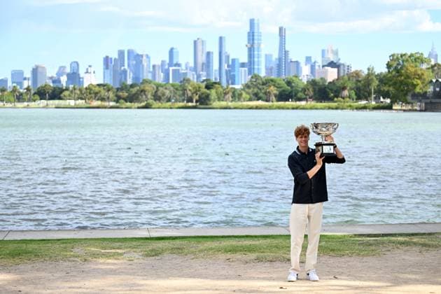 AUSTRALIAN OPEN MENS FINAL WINNER, Jannik Sinner celebrates his Australian Open men?s singles title win with a photoshoot at Albert Park Lake in Melbourne, Monday, January 27, 2025. Jannik Sinner is celebrating his second consecutive Australian Open men?s singles title. ( NO ARCHIVING, EDITORIAL USE ONLY, NO USE IN BOOKS WITHOUT CONSENT MELBOURNE VICTORIA AUSTRALIA  Copyright: xJAMESxROSSx 20250127141356619292
