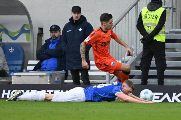 26.01.2025, xsltx, Fussball 2.Bundesliga, SV Darmstadt 98 - SC Paderborn 07 emspor, v.l. Clemens Riedel (SV Darmstadt 98), Marvin Mehlem (SC Paderborn 07) (DFL DFB REGULATIONS PROHIBIT ANY USE OF PHOTOGRAPHS as IMAGE SEQUENCES and or QUASI-VIDEO)