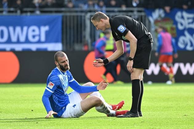 26.01.2025, xsltx, Fussball 2.Bundesliga, SV Darmstadt 98 - SC Paderborn 07 emspor, v.l. Aleksandar Vukotic (SV Darmstadt 98), Martin Petersen (Schiedsrichter) (DFL DFB REGULATIONS PROHIBIT ANY USE OF PHOTOGRAPHS as IMAGE SEQUENCES and or QUASI-VIDEO)
