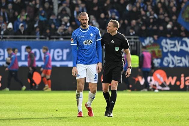 26.01.2025, xsltx, Fussball 2.Bundesliga, SV Darmstadt 98 - SC Paderborn 07 emspor, v.l. Aleksandar Vukotic (SV Darmstadt 98), Martin Petersen (Schiedsrichter) (DFL DFB REGULATIONS PROHIBIT ANY USE OF PHOTOGRAPHS as IMAGE SEQUENCES and or QUASI-VIDEO)