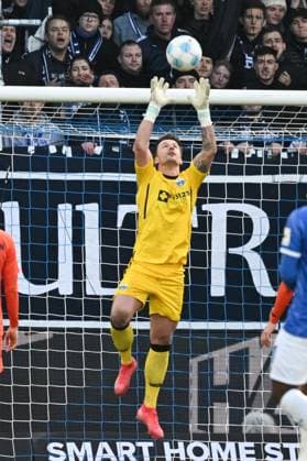 26.01.2025, xsltx, Fussball 2.Bundesliga, SV Darmstadt 98 - SC Paderborn 07 emspor, v.l. Manuel Riemann (SC Paderborn 07) packt sicher zu (DFL DFB REGULATIONS PROHIBIT ANY USE OF PHOTOGRAPHS as IMAGE SEQUENCES and or QUASI-VIDEO)