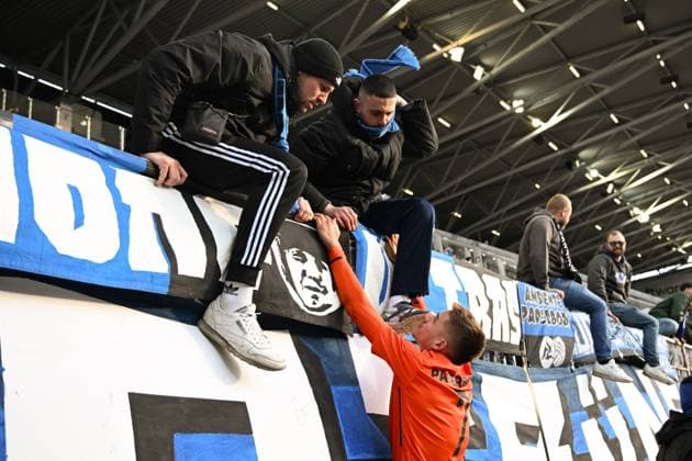 26.01.2025, xsltx, Fussball 2.Bundesliga, SV Darmstadt 98 - SC Paderborn 07 emspor, v.l. Filip Bilbija (SC Paderborn 07)im Dialog mit den Fans nach dem erfolgreichen Gastspiel in Darmstadt (DFL DFB REGULATIONS PROHIBIT ANY USE OF PHOTOGRAPHS as IMAGE SEQUENCES and or QUASI-VIDEO)