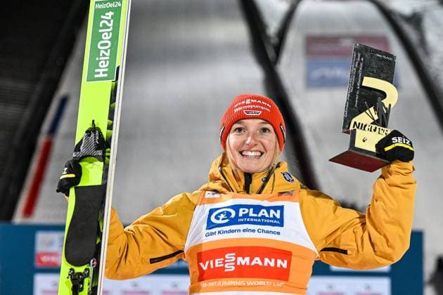 GER, Two Nights Tour in Oberstdorf 01.01.2025, Orlen Arena, Oberstdorf, GER, Two Nights Tour in Oberstdorf, Siegerehrung im Bild Katharina Schmid (GER, 1) freut sich mit dem Pokal *** GER, Two Nights Tour in Oberstdorf 01 01 2025, Orlen Arena, Oberstdorf, GER, Two Nights Tour in Oberstdorf, award ceremony in the picture Katharina Schmid GER, 1 is happy with the trophy nordphotoxGmbHx xHafner nph00200