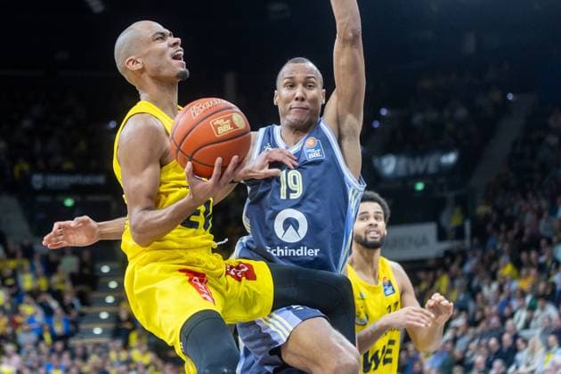 Sport Themen der Woche KW05 Sport Bilder des Tages Oldenburg, Niedersachsen, DEU, 27.01.2025, Geno Crandall (links, EWE Baskets Oldenburg) und Louis Olinde (rechts, Alba Berlin). EWE Baskets Oldenburg vs. Alba Berlin. Baskets. 1. Basketball-Bundesliga Saison 2024 2025, 18. Spieltag, Grosse EWE Arena. EWE Baskets Oldenburg vs. Alba Berlin *** Oldenburg, Lower Saxony, DEU, 27 01 2025, Geno Crandall left, EWE Baskets Oldenburg and Louis Olinde right, Alba Berlin EWE Baskets Oldenburg vs Alba Berlin Baskets 1 Basketball Bundesliga Season 2024 2025, Matchday 18, Grosse EWE Arena EWE Baskets Oldenburg vs Alba Berlin www.andreas-burmann.de