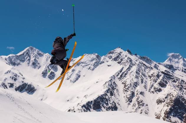 Atemberaubender Blick auf einen Freestyle-Skifahrer, der beim Kicker-Springen einen Grab-Trick ausführt. Junge Extremsportler fliegen hoch über Snowpark und Skigebiet. Adrenalin-Aktivität an einem sonnigen Wintertag im Skigebiet CLOSE UP: Stunning view of freestyle skier doing grab trick while jumping kicker. Young extreme athlete flying high above snow park and ski area. Adrenaline activity on sunny winter day in ski area. (License=RF) 22695776 ,model released, Symbolfoto Copyright: xZoonar.com IanxIankovskiix 22695776 ,model released, Symbolfoto ,property released