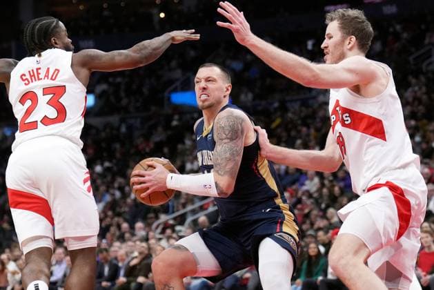 January 27, 2025, Toronto, On, CANADA: p>New Orleans Pelicans centre Daniel Theis (10) looks for a move between Toronto Raptors guard Jamal Shead (23) and teammate Jakob Poeltl (19) during first half NBA, Basketball Herren, USA basketball action in Toronto on Monday, Jan. 27, 2025. Canada News - January 27, 2025  - ZUMAc35_ 20250127_zaf_c35_136 Copyright: xNathanxDenettex