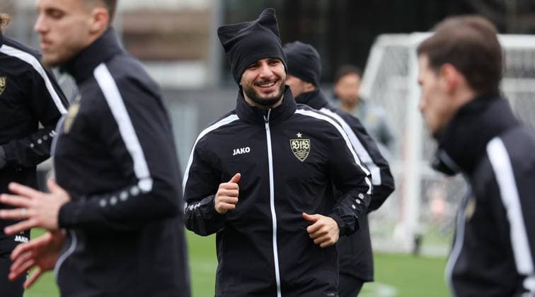 28.01.2025 Stuttgart , Champions League Fußball VfB Stuttgart vs. Paris St. Germain, VfB Stuttgart Abschlusstraining, Deniz Undav (MItte) Gemäß den Vorgaben der DFL Deutschen Fuï¬‚ball Liga ist es untersagt, in dem Stadion und oder vom Spiel angefertigte Fotoaufnahmen in Form von Sequenzbildern und oder videoähnlichen Fotostrecken zu verwerten bzw. verwerten zu lassen.