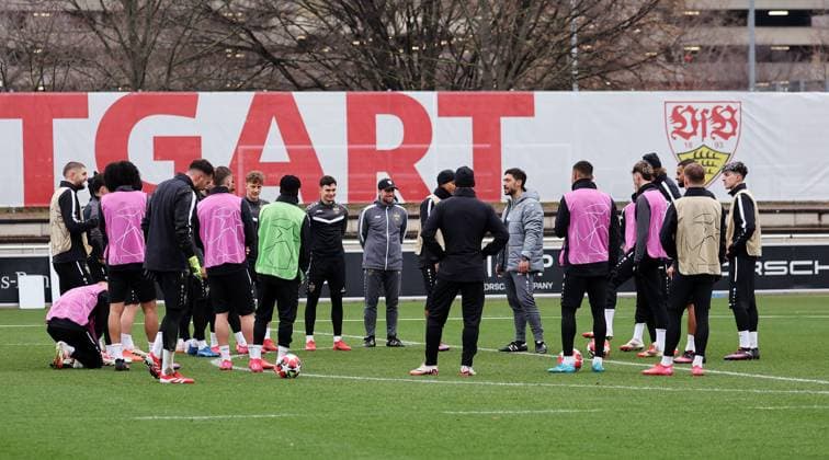 28.01.2025 Stuttgart , Champions League Fußball VfB Stuttgart vs. Paris St. Germain, VfB Stuttgart Abschlusstraining, Trainer Sebastian Hoeneß (Mitte mit Kappe), Co-Trainer Malik Fathi (Mitte) Gemäß den Vorgaben der DFL Deutschen Fuï¬‚ball Liga ist es untersagt, in dem Stadion und oder vom Spiel angefertigte Fotoaufnahmen in Form von Sequenzbildern und oder videoähnlichen Fotostrecken zu verwerten bzw. verwerten zu lassen.