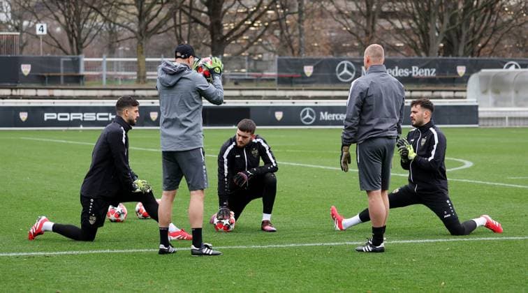 28.01.2025 Stuttgart , Champions League Fußball VfB Stuttgart vs. Paris St. Germain, VfB Stuttgart Abschlusstraining, hinten v.l. die Torhüter Fabian Bredlow, Stefan Drljaca, Dennis Seimen. Alexander Nübel fehlt aufgrund einer Erkältung Gemäß den Vorgaben der DFL Deutschen Fuï¬‚ball Liga ist es untersagt, in dem Stadion und oder vom Spiel angefertigte Fotoaufnahmen in Form von Sequenzbildern und oder videoähnlichen Fotostrecken zu verwerten bzw. verwerten zu lassen.