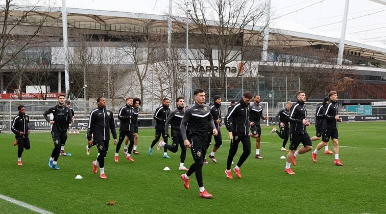Sport Bilder des Tages 28.01.2025 Stuttgart , Champions League Fußball VfB Stuttgart vs. Paris St. Germain, VfB Stuttgart Abschlusstraining, die Spieler machen sich warm, erste Reihe von links Fabian Rieder, Pascal Stenzel, Ermedin Demirovic, Yannik Keitel Gemäß den Vorgaben der DFL Deutschen Fuï¬‚ball Liga ist es untersagt, in dem Stadion und oder vom Spiel angefertigte Fotoaufnahmen in Form von Sequenzbildern und oder videoähnlichen Fotostrecken zu verwerten bzw. verwerten zu lassen.