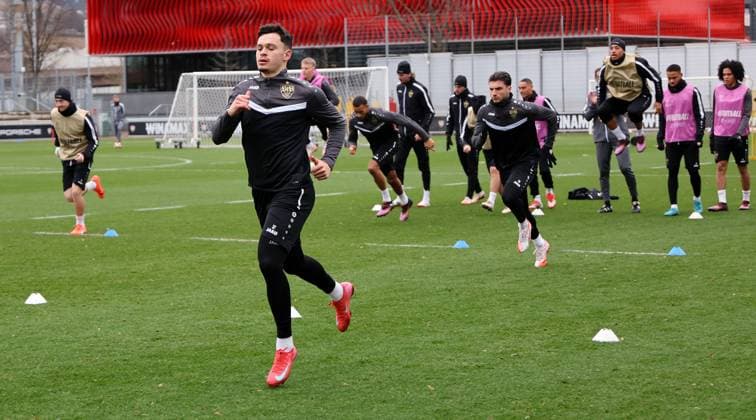 28.01.2025 Stuttgart , Champions League Fußball VfB Stuttgart vs. Paris St. Germain, VfB Stuttgart Abschlusstraining, Fabian Rieder (vorn) Gemäß den Vorgaben der DFL Deutschen Fuï¬‚ball Liga ist es untersagt, in dem Stadion und oder vom Spiel angefertigte Fotoaufnahmen in Form von Sequenzbildern und oder videoähnlichen Fotostrecken zu verwerten bzw. verwerten zu lassen.