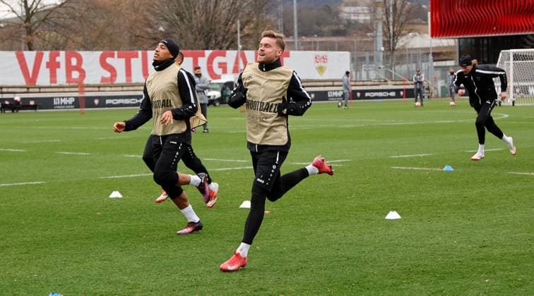28.01.2025 Stuttgart , Champions League Fußball VfB Stuttgart vs. Paris St. Germain, VfB Stuttgart Abschlusstraining, v.l. Jamie Leweling, Maximilian Mittelstädt Gemäß den Vorgaben der DFL Deutschen Fuï¬‚ball Liga ist es untersagt, in dem Stadion und oder vom Spiel angefertigte Fotoaufnahmen in Form von Sequenzbildern und oder videoähnlichen Fotostrecken zu verwerten bzw. verwerten zu lassen.