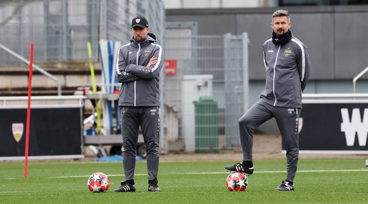 28.01.2025 Stuttgart , Champions League Fußball VfB Stuttgart vs. Paris St. Germain, VfB Stuttgart Abschlusstraining, v.l. Trainer Sebastian Hoeneß, Martin Franz Gemäß den Vorgaben der DFL Deutschen Fuï¬‚ball Liga ist es untersagt, in dem Stadion und oder vom Spiel angefertigte Fotoaufnahmen in Form von Sequenzbildern und oder videoähnlichen Fotostrecken zu verwerten bzw. verwerten zu lassen.